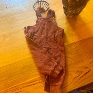 CARTER’S 9 mo. waffle knit overalls 🍁